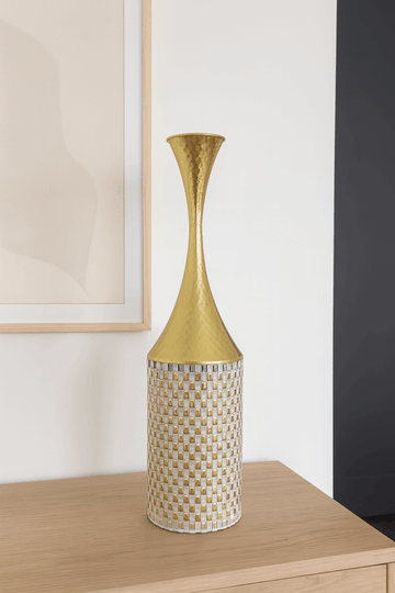 مزهرية معدنية طويلة مزخرفة