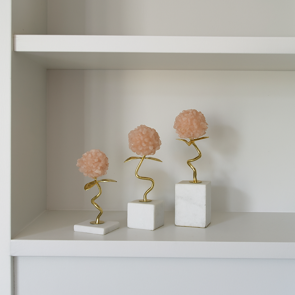 زهرة بقاعدة من الحجر الأبيض