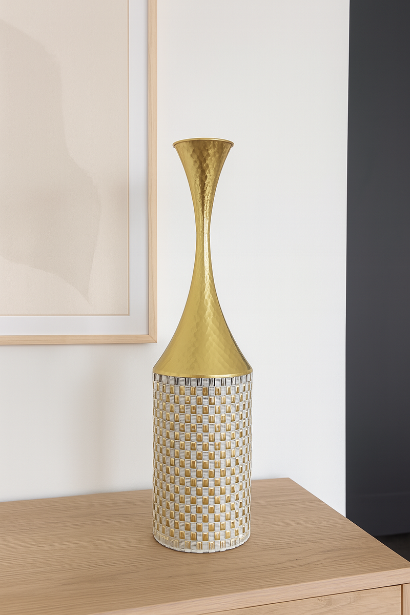 مزهرية حديدية مزخرفة