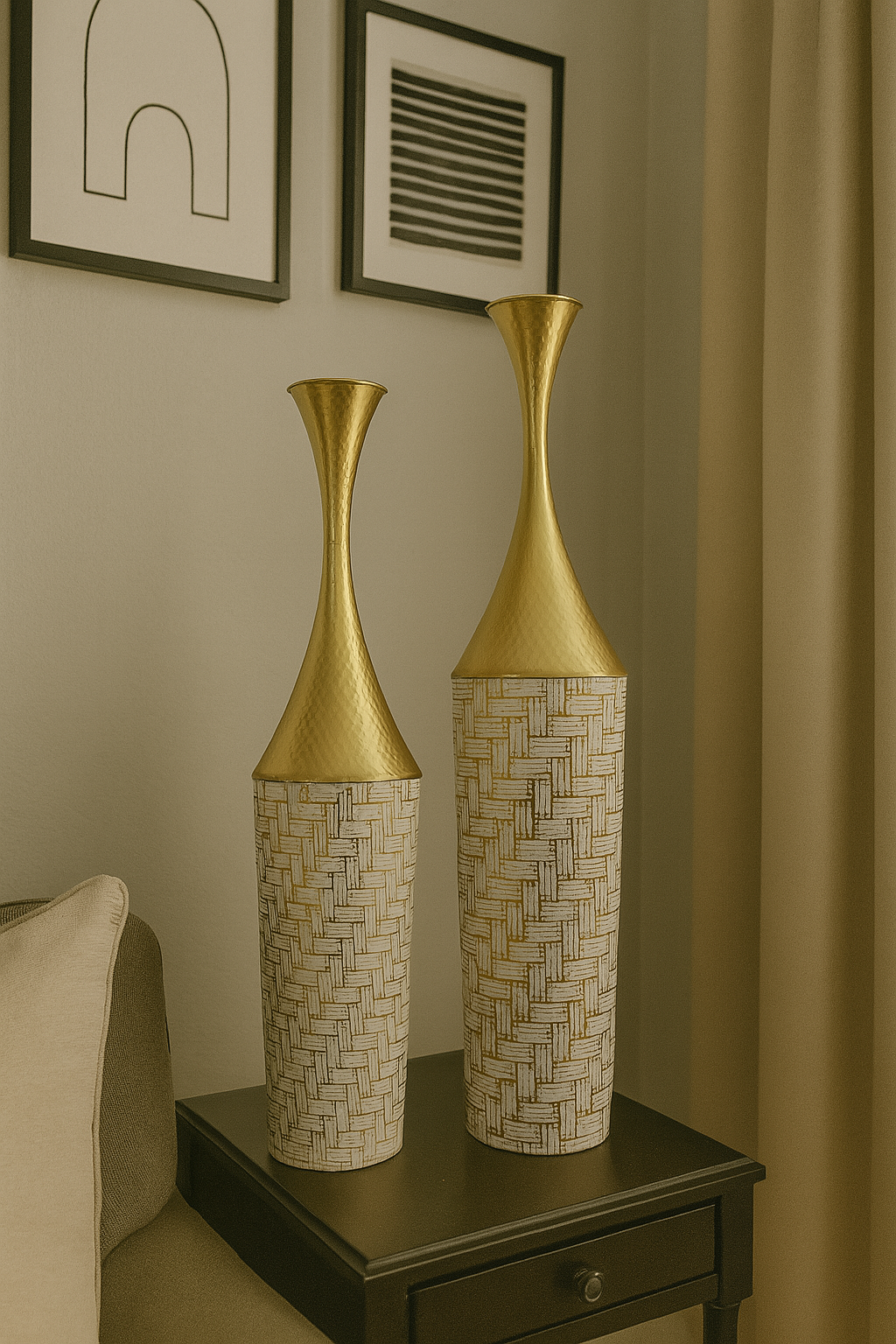 مزهرية حديدية مزخرفة